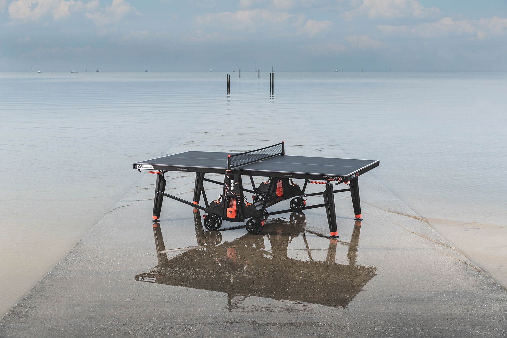 Gymstick Cornilleau 700X Performance Outdoor Tennis Table - Black kilpatason ulkopingispöytä